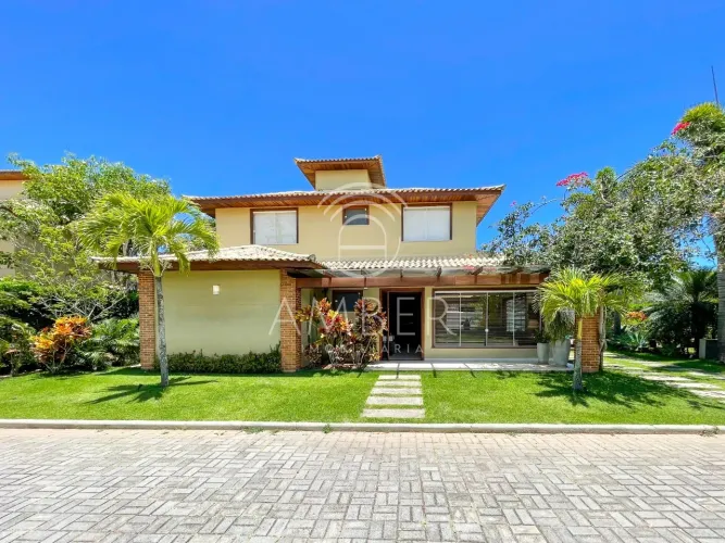 Casa com piscina, 4 suítes e churrasqueira a venda em Búzios!