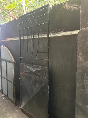 Vende se uma porta de ferro