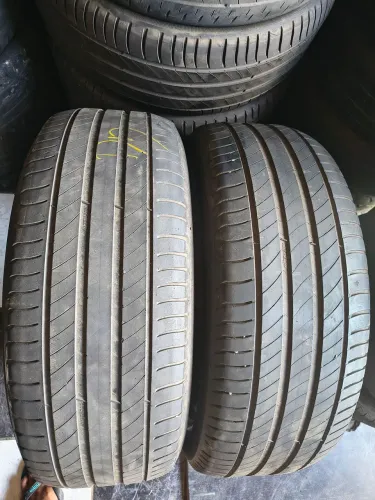 Vendo dois pneus Michelin aro 18.225.55 pneus estão originais em ótimo estado 