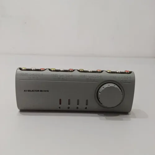 Vendo Chave Seletor de Áudio e Vídeo 4x1 Semi novo 