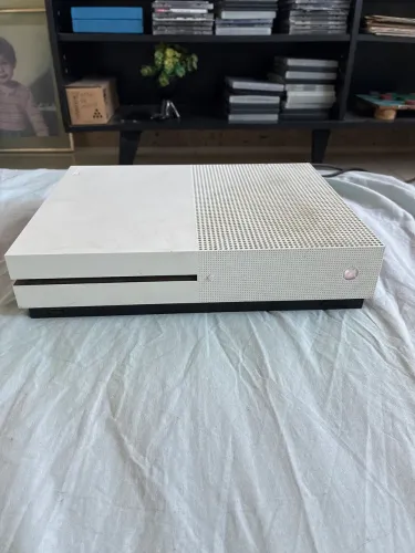 Xbox One S 365GB + Controle de Xbox One X
