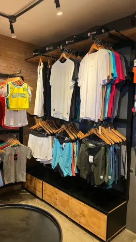 Armário expositor para loja de roupas 