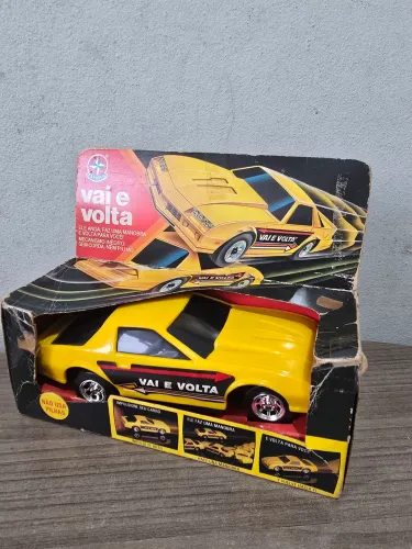 Carrinho de Brinquedo Camaro Amarelo Série Vai a Volta Estrela