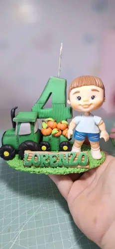 Vela fazendinha tema trator em biscuit 