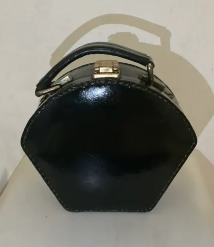Bolsa Vintage Preta com Ferragens Douradas
