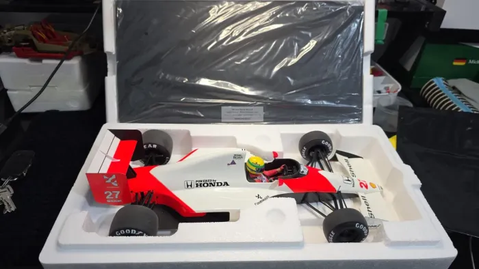 Miniatura 1:12 rarissima senna mclaren winner campeao grande c base