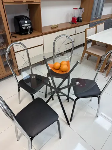 Mesa de 4 cadeiras em aço tampo de vidro novo disponível