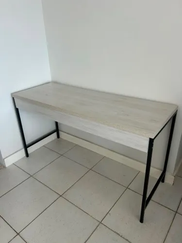Mesa de Escritório Estilo Industrial