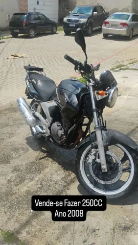 Vende-se Fazer 250CC documento em dia pneus semi novos manutenção em dia valor 8,000mil