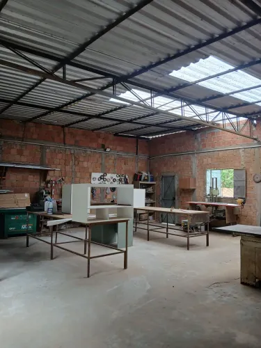 VENDE-SE UM GALPÃO COM UMA CASA EM BAIXO.