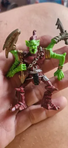 boneco Chap Mei, identificado como o "Demônio Verde" da linha de fantasia.