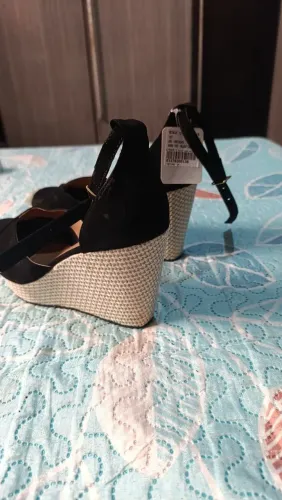Sandália Valentine nova, numeração 36, valor 40$