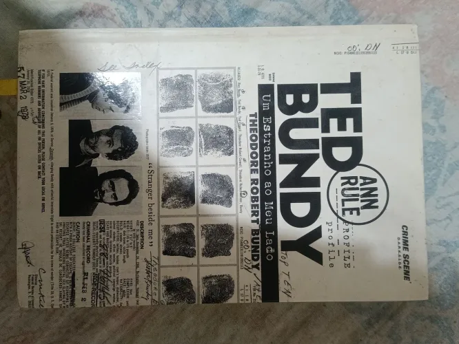 Livro Ted Bundy: Um Estranho ao Meu Lado (DarkSide Capa Dura)
