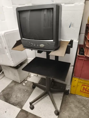 Retrô TV 14" com mesinha (NAO FUNCIONA)