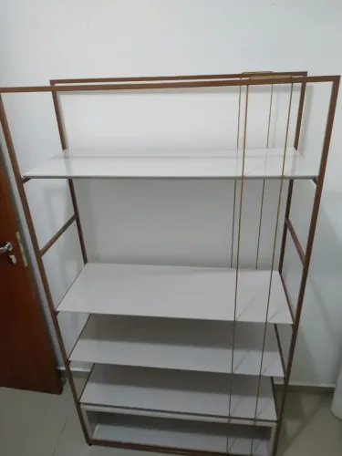 Parteira em laca na cor branca, com ferros na tonalidade bronze e cordas náuticas dourada.