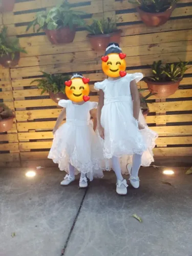 Vendo esses dois vestidos de festa, casamento e formatura