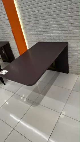 Mesa de Parede Suspensa com Estrutura Metálica - Design Moderno