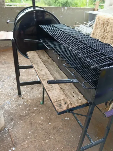 Churrasqueira  com base suporte 