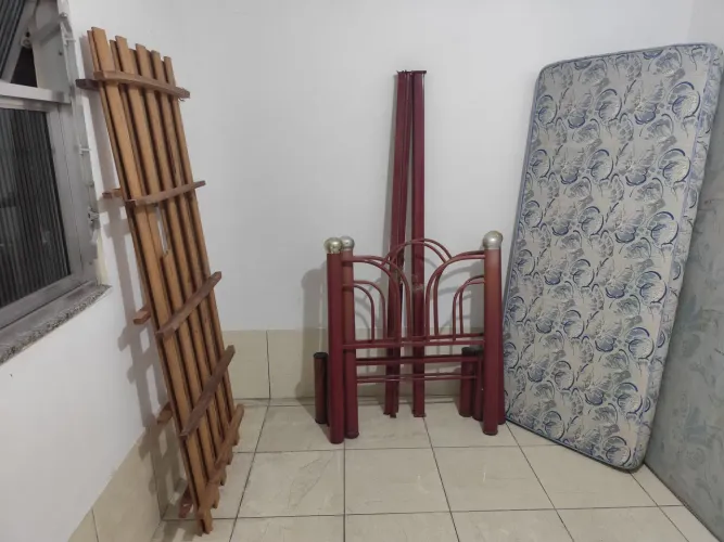 2 camas de solteiro de ferro + 4 colchões seminovos