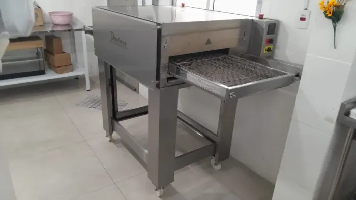 Forno Esteira PanForno 220V 13.500Kw (60 pizzas p/hora ou 700 esfirras p/hora)