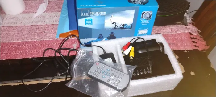 Projetor ótimo bom com todos os cabos funcionando perfeitamente