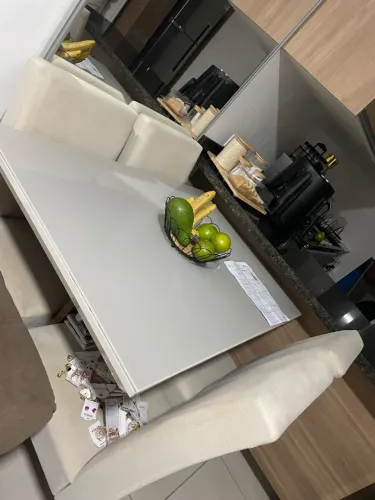 Mesa com 4 cadeiras semi nova