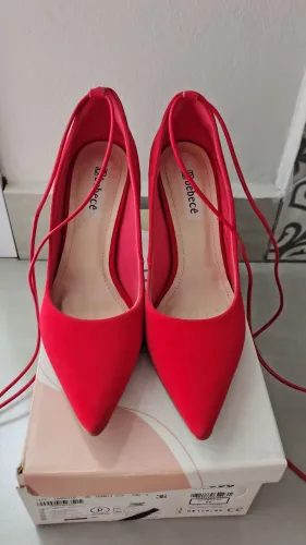 Sapato alto vermelho novo