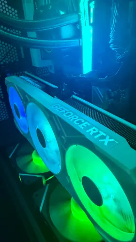 Placa de Vídeo GALAX GeForce RTX 4070 EX Gamer White OC RGB - 12GB GDDR6X - Impecável