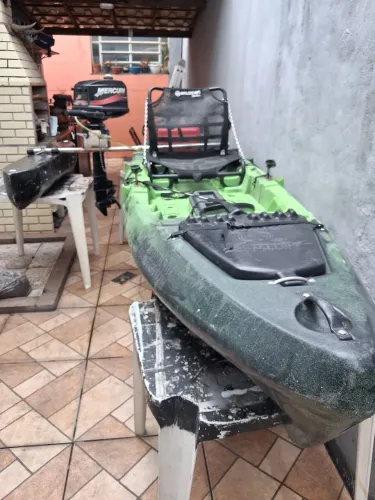 Caiaque samurai com motor mercury 5hp e estabilizador