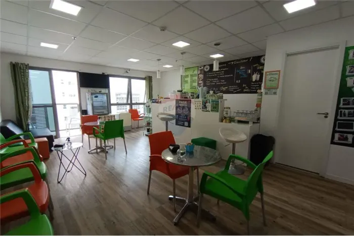 Sala comercial de 37 m² para locação totalmente acabada, piso laminado, estrutura de copa 