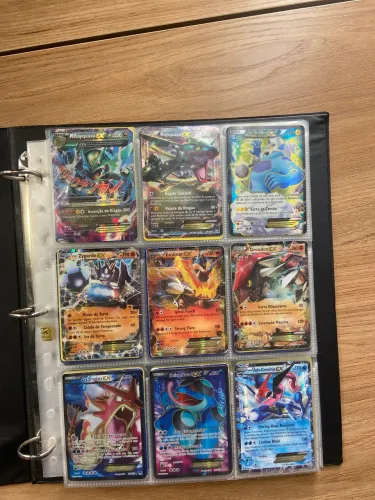 Album de figurinhas pokemon com muitas ex, mega ex (mega rayquaza, breaks e holo e normais