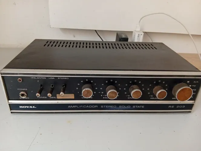 Amplificador STEREO Royal RE 203 .( não sei se funciona ).