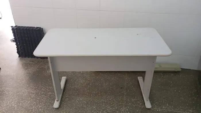 Mesa de escritório cinza