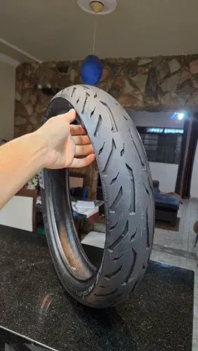 Pneu dianteiro Levorin Matrix Sport II 110/70 R17 em excelente estado.