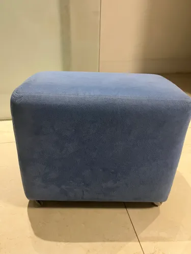 Vendo PUFFS camurça azul , 50alt, 40lar, 120 reais rodinhas inox
