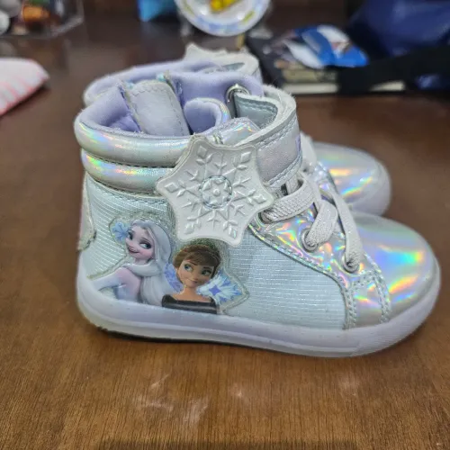 Tênis Frozen importado tamanho 7 (Brasil 23/24) com luzes quando pisa