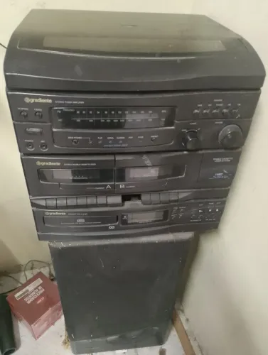 Som 4+1.so tá funcionando rádio e toca disco .gradiente. E discos de vinil são 240 discos