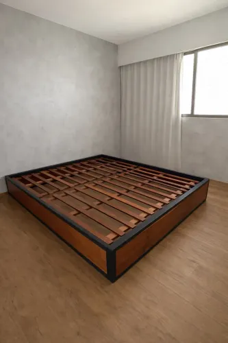 Cama Queen em Madeira Maciça - Design Sofisticado, Alta Qualidade e Ótimo Estado