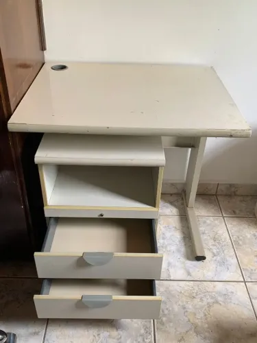 Escrivaninha e Cômoda (2 gavetas e com rodinha)