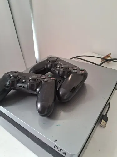 Ps4 slim 500gb 2 controles e 3 jogos