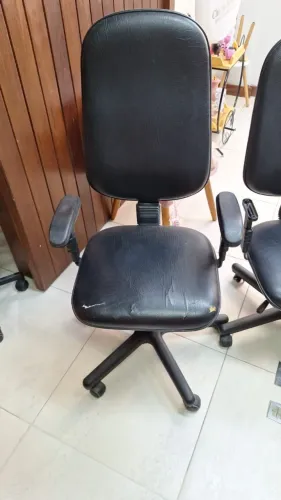 Cadeira de escritório giratória com braços e regulagem de altura