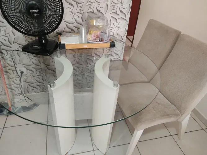 Mesa de vidro com cadeiras