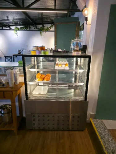 Vitrine expositora de doces refrigerada