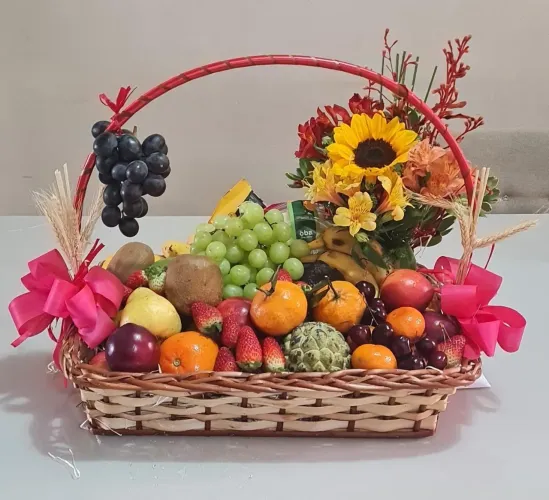 Cesta de frutas e verdura comprando as duas ganha um brinde