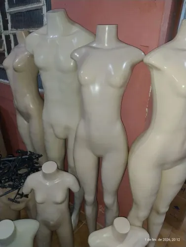 Manequins em excelente estado e cabides