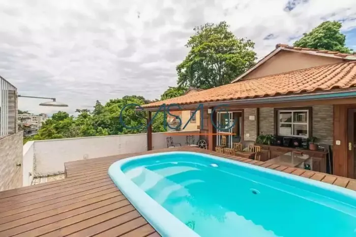 Casa com piscina em Laranjeiras!