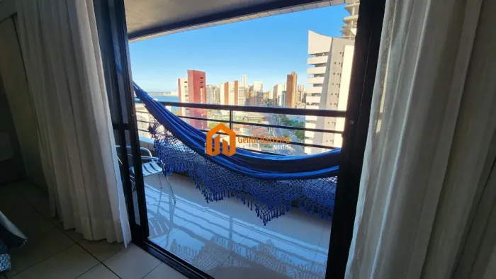 Invista no Meireles: Flat Charmoso com Varanda e Vista para o Mar