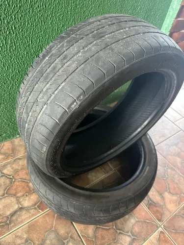 Dois Pneus Pneus 215/45R18 - R$ 100