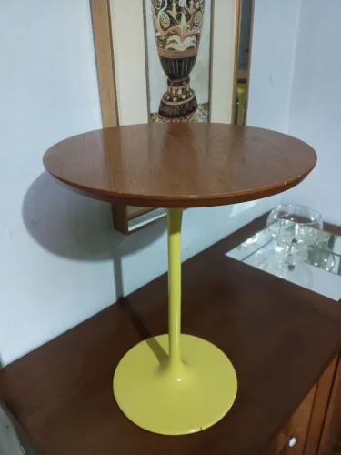 Mesinha estilo ART decor com base em ferro e tampo e madeira .