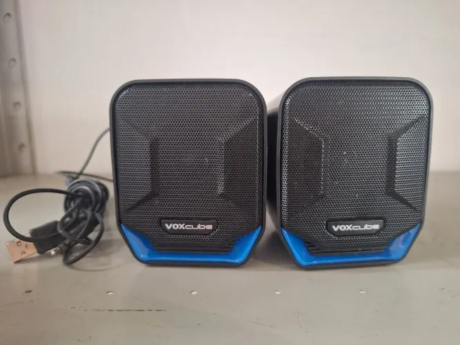 Caixas de som multimídia Voxcube VC-D360 da Infokit.